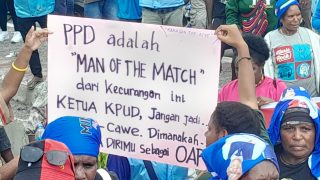 Masyarakat Adat Amungme Demonstrasi di KPUD Mimika Minta Suara Mereka Yang Dicuri Dikembalikan