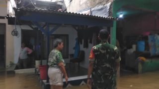 Wadanramil 05/TA Sigap Tinjau Genangan Air Akibat Luapan Kali Krukut di Karet Tengsin
