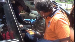Sejoli Tewas Dalam Mobil DiSurabaya : Polisi Dalami Kasus.